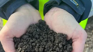 Hender holder fram jord