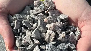 Tun- og hagesingle holdes frem i hender