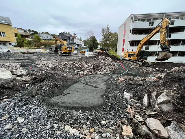 Gravemaskin og utlegging av fyllmasse ved boligområde under anleggsarbeid på ny vei.