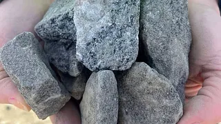 Grov pukk holdes i hender