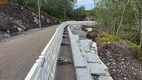 Grusvei under arbeid i skogsområde