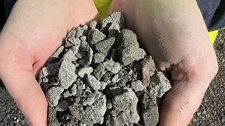 Grus holdes i hender